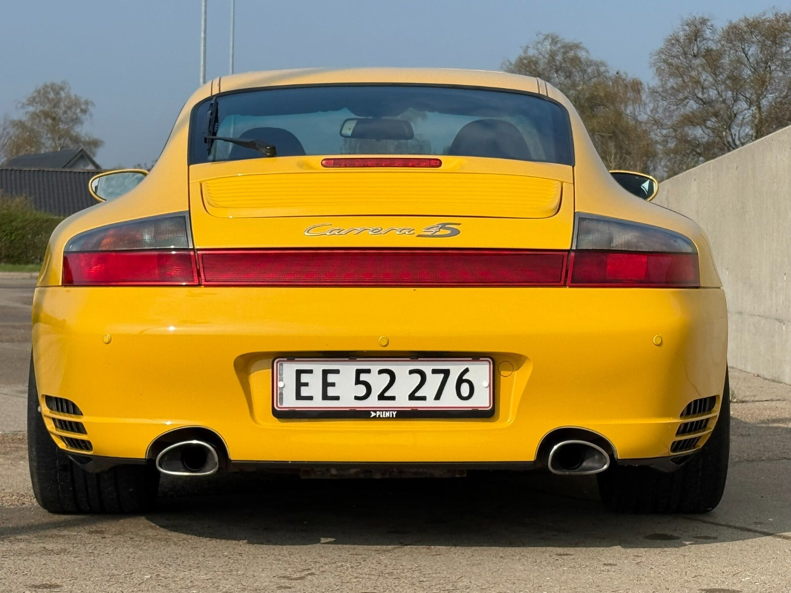 Gul Porsche 911 Carrera 4S fra 2004