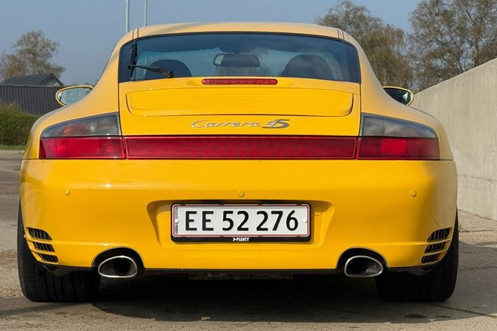 Gul Porsche 911 Carrera 4S fra 2004