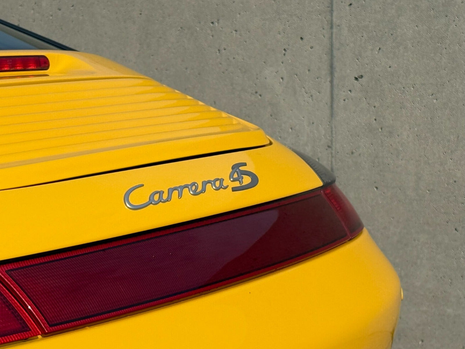 Gul Porsche 911 Carrera 4S fra 2004