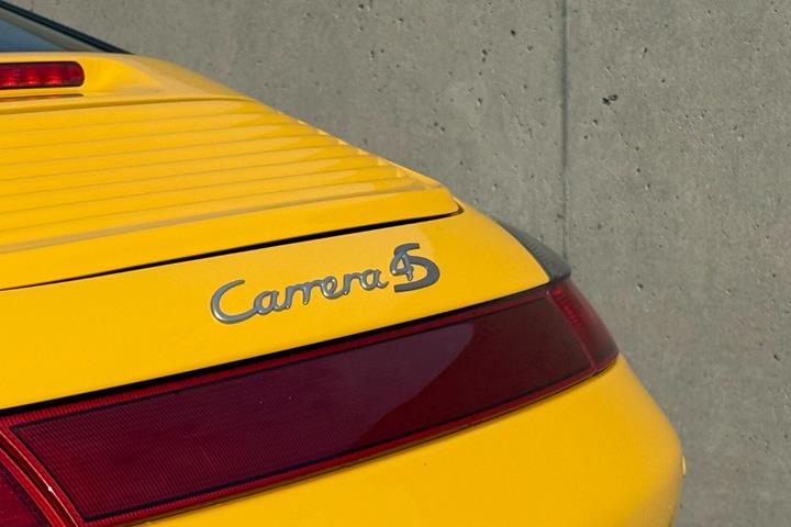 Gul Porsche 911 Carrera 4S fra 2004