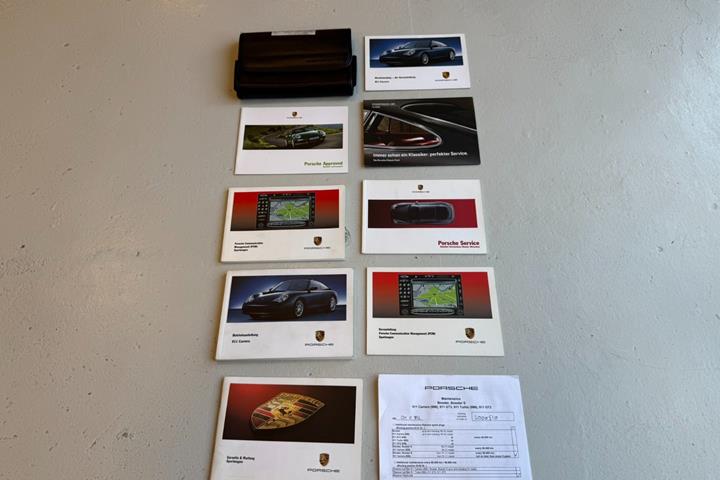 Gul Porsche 911 Carrera 4S fra 2004