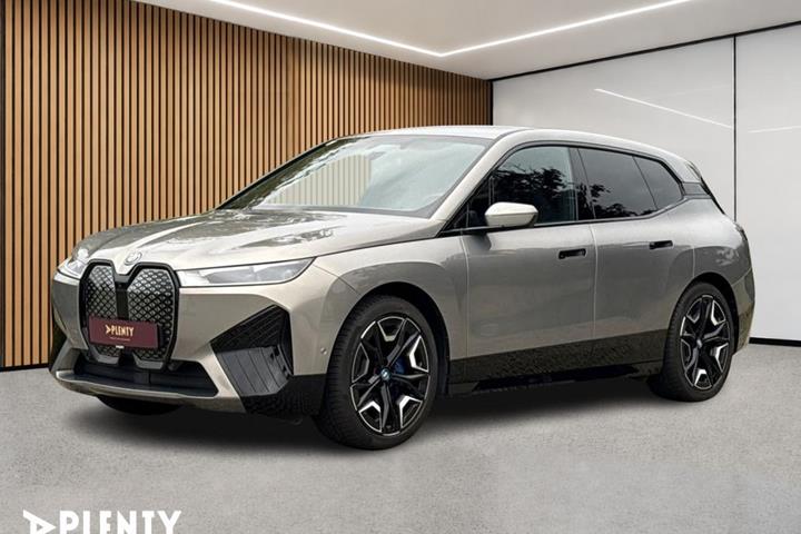 Orange BMW iX fra 2023