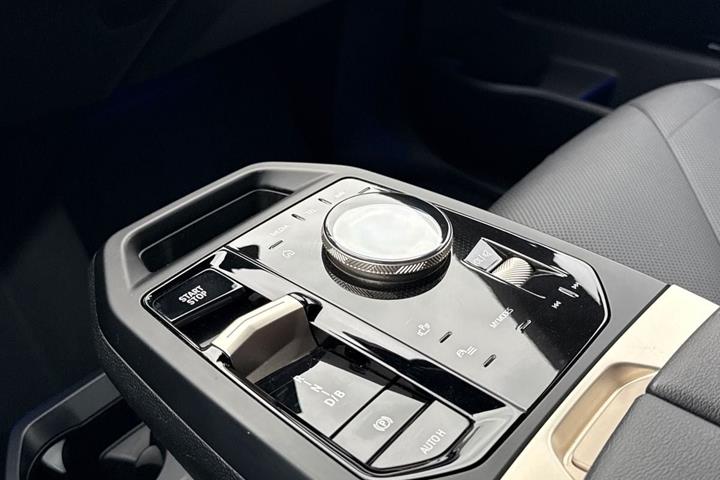 Orange BMW iX fra 2023