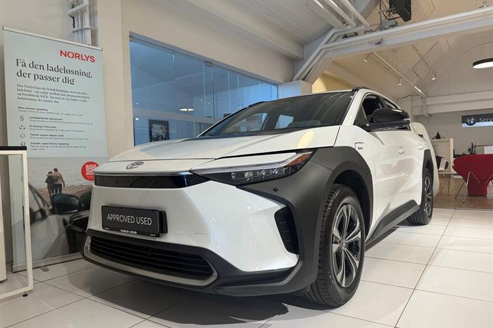 Hvid Toyota BZ4X fra 2024