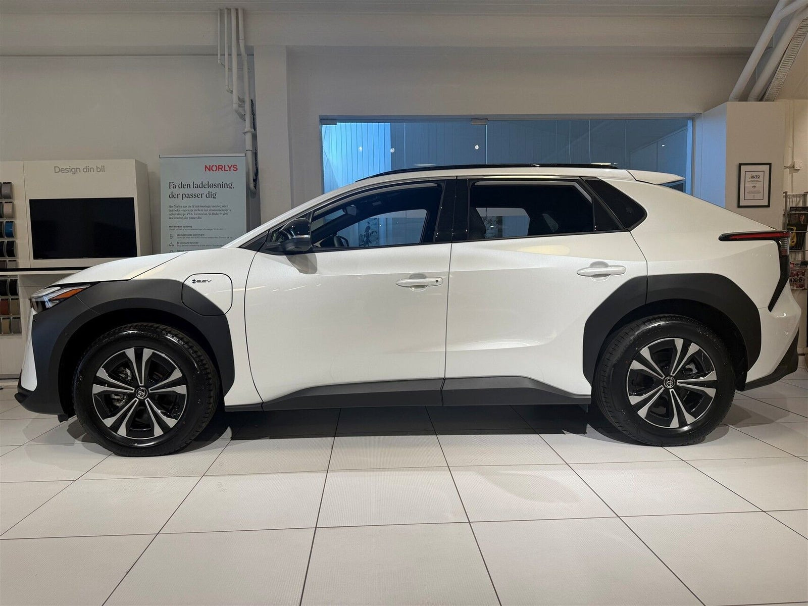 Hvid Toyota BZ4X fra 2024