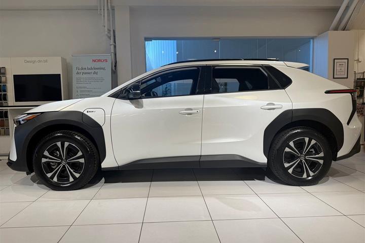 Hvid Toyota BZ4X fra 2024