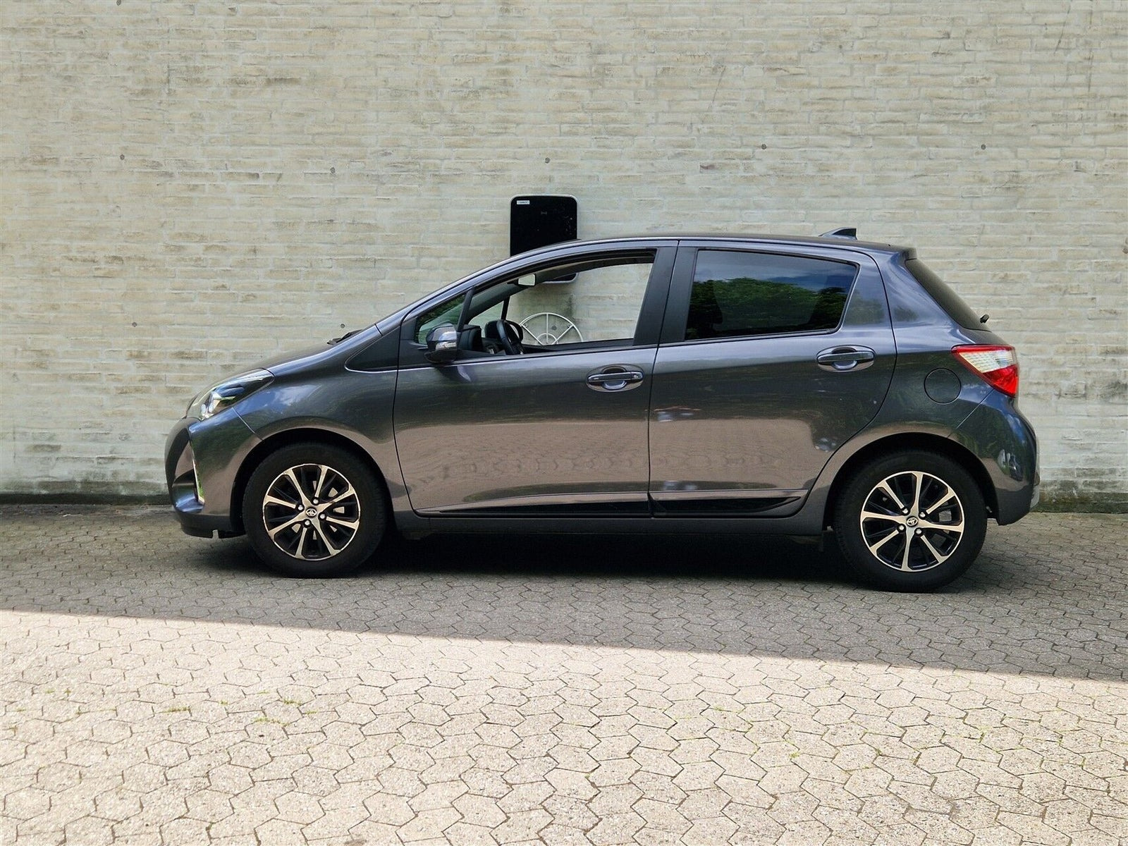 Grå Toyota Yaris fra 2019