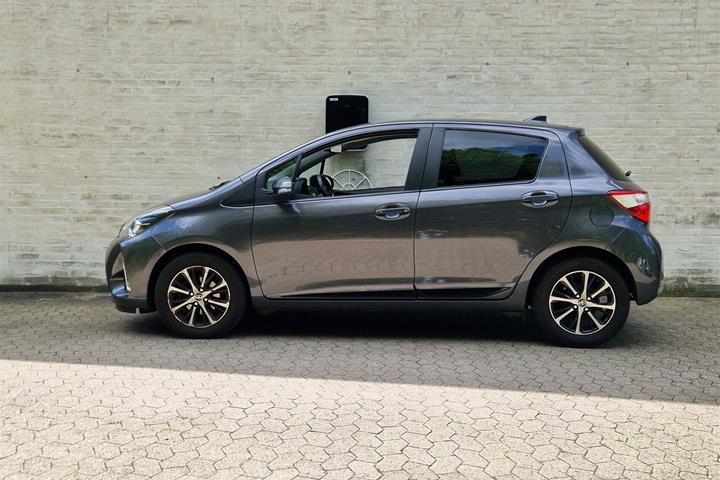 Grå Toyota Yaris fra 2019