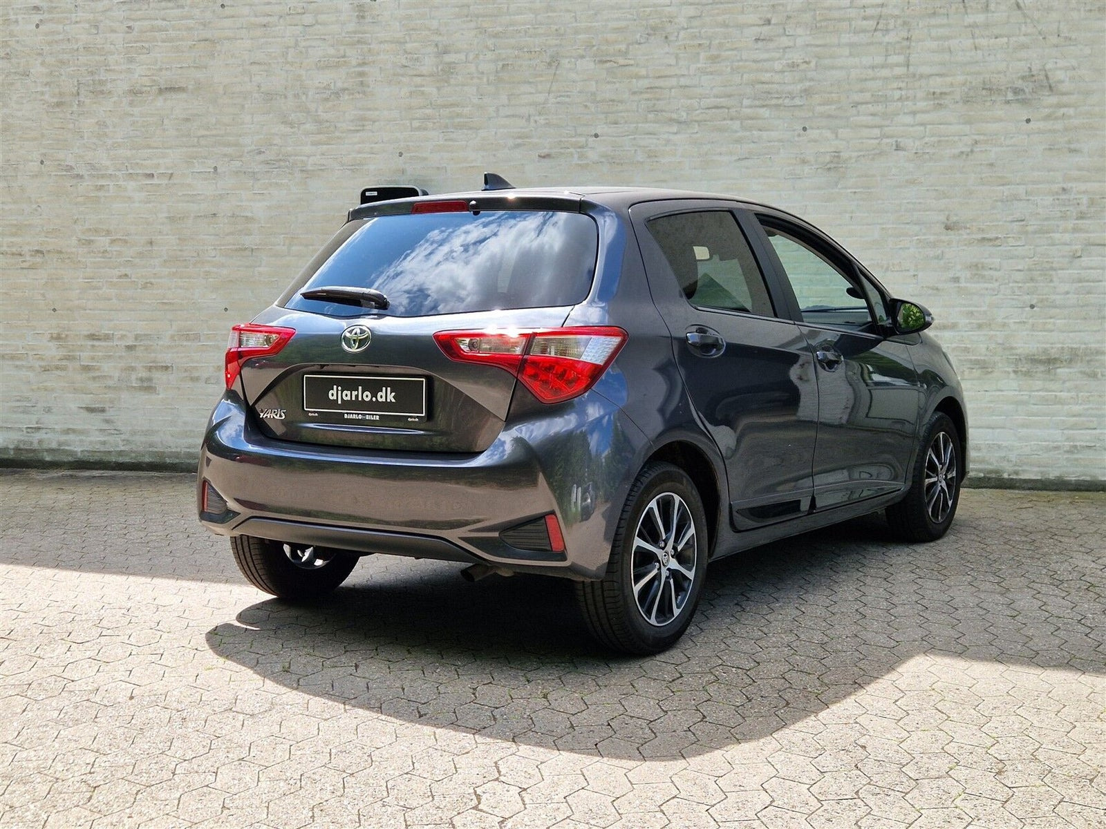 Grå Toyota Yaris fra 2019