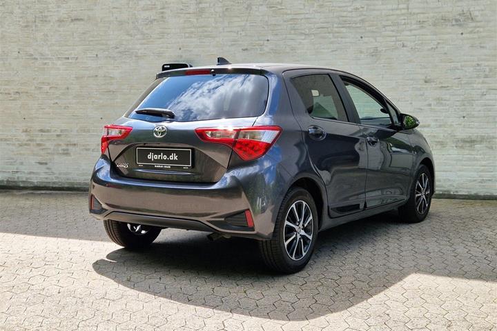 Grå Toyota Yaris fra 2019