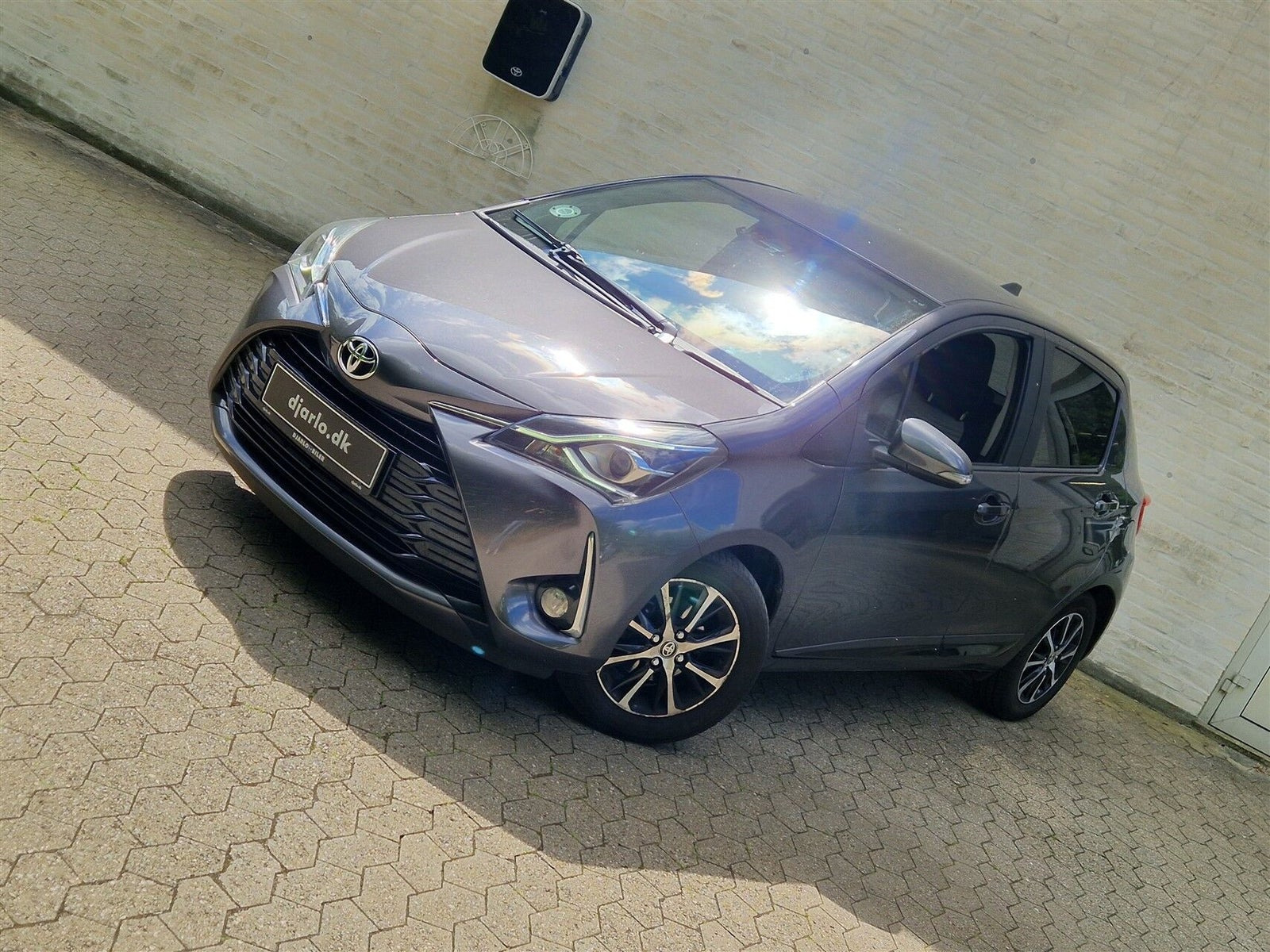 Grå Toyota Yaris fra 2019