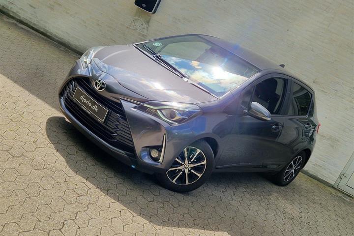 Grå Toyota Yaris fra 2019