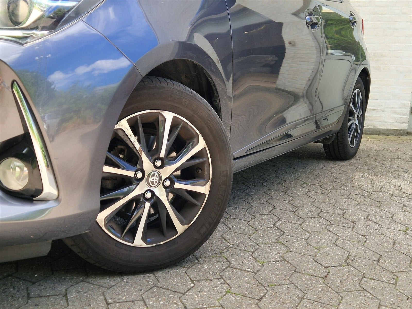 Grå Toyota Yaris fra 2019