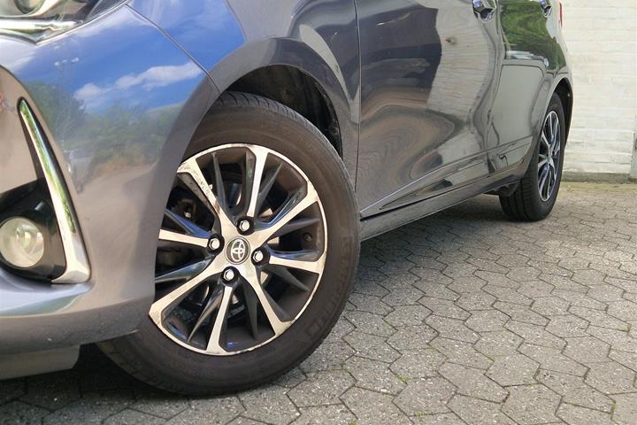 Grå Toyota Yaris fra 2019