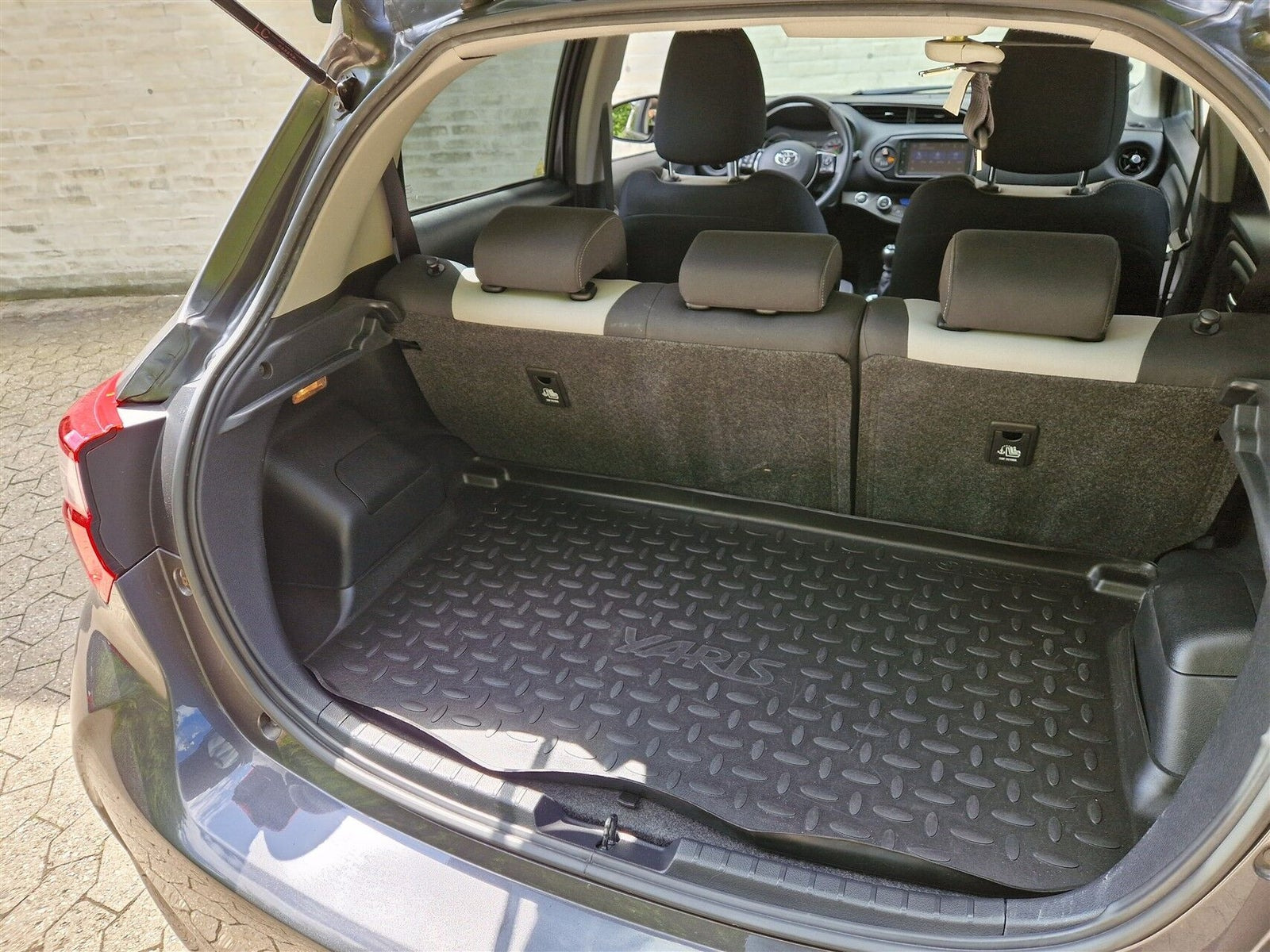 Grå Toyota Yaris fra 2019
