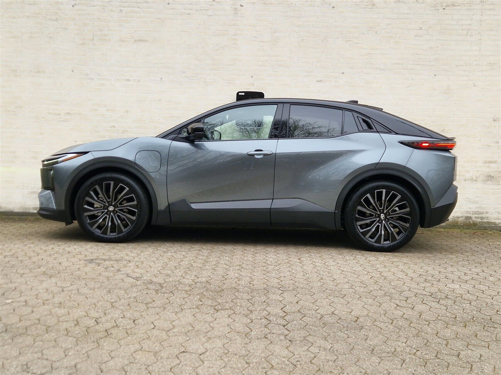 Grå Toyota C-HR+ fra 2025
