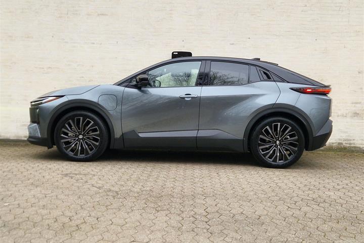 Grå Toyota C-HR+ fra 2025
