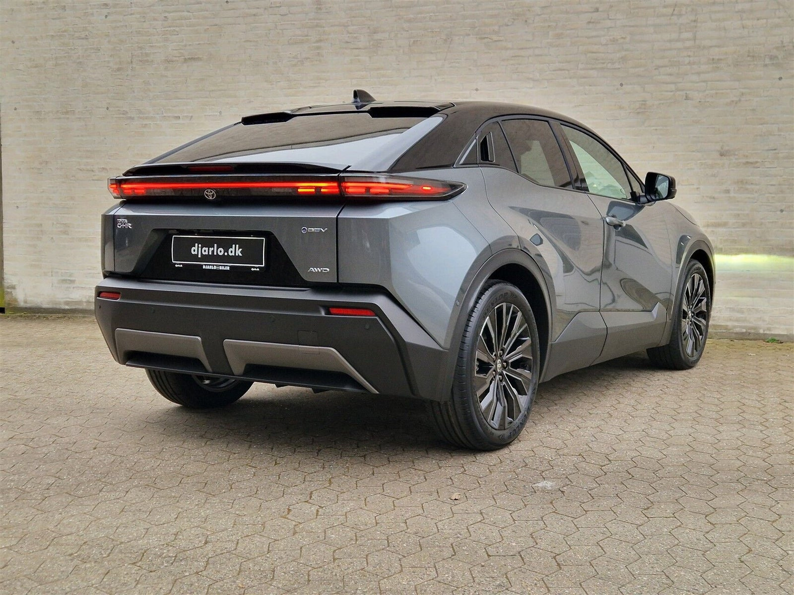 Grå Toyota C-HR+ fra 2025