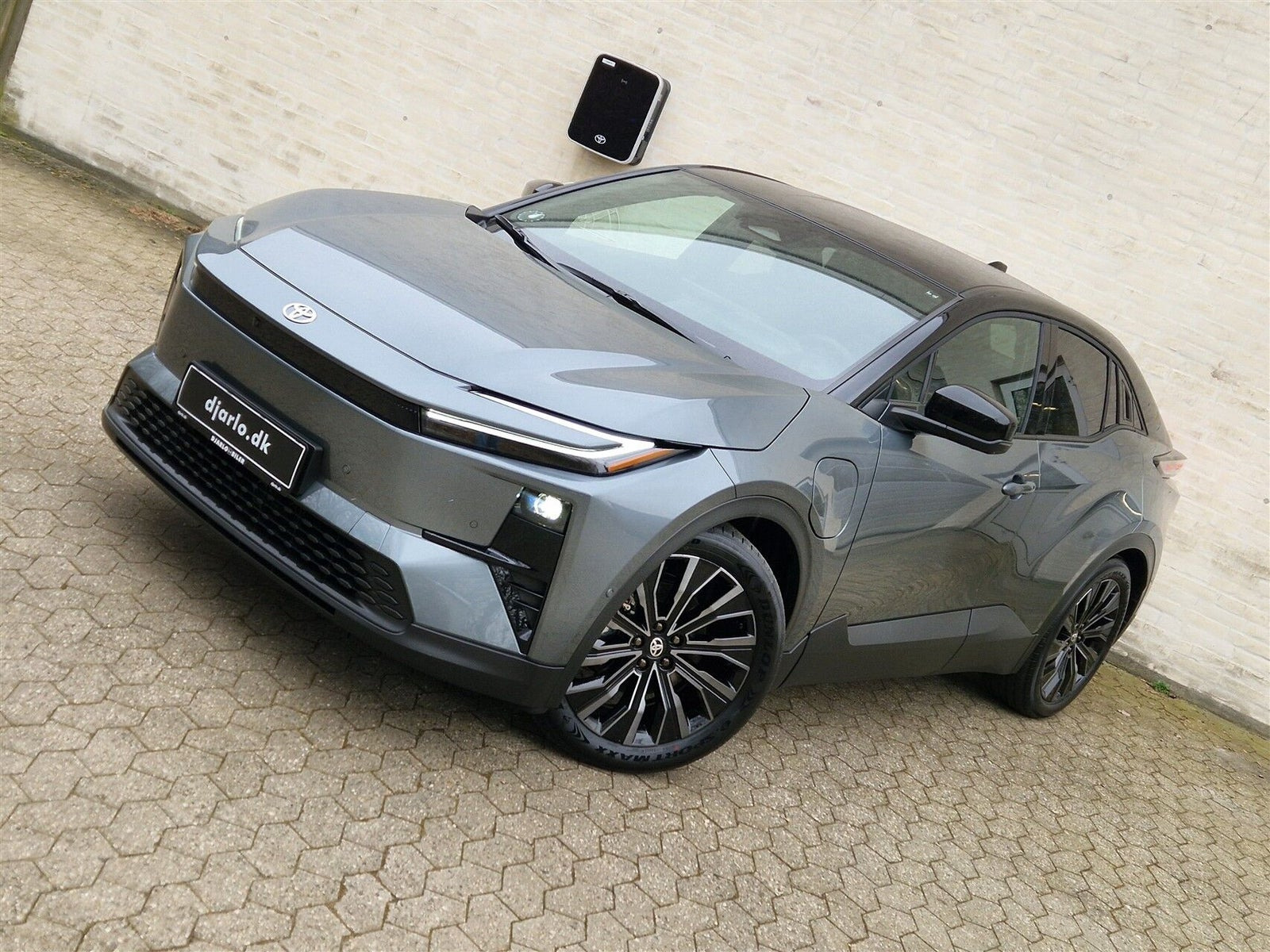 Grå Toyota C-HR+ fra 2025