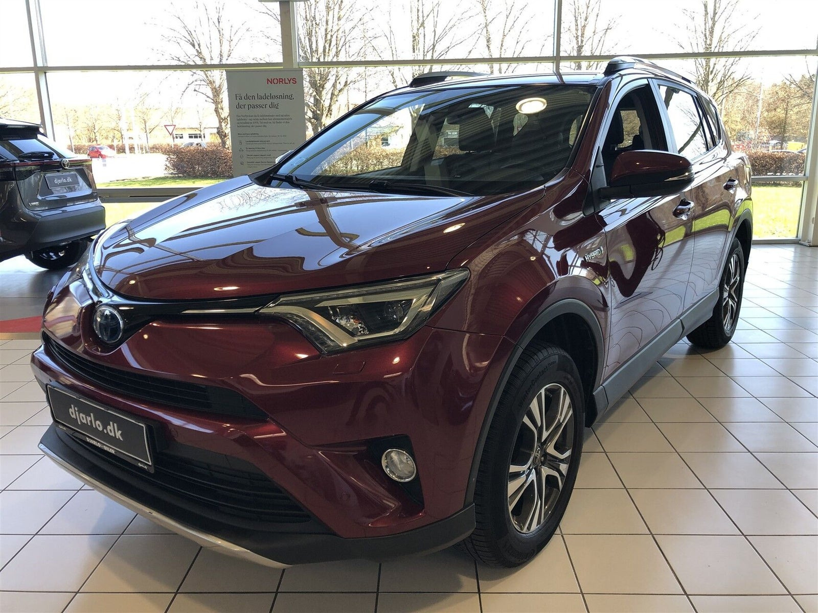 Rød Toyota RAV4 fra 2018