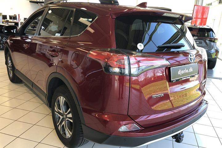 Rød Toyota RAV4 fra 2018