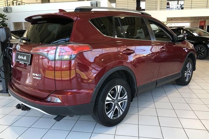 Rød Toyota RAV4 fra 2018