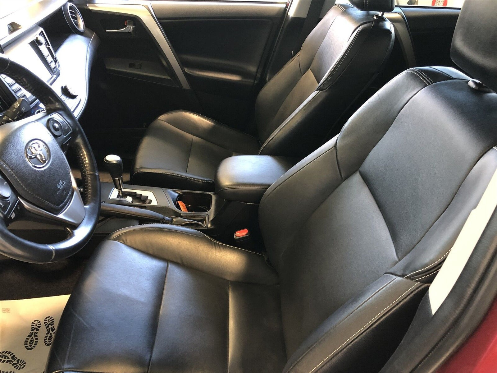 Rød Toyota RAV4 fra 2018