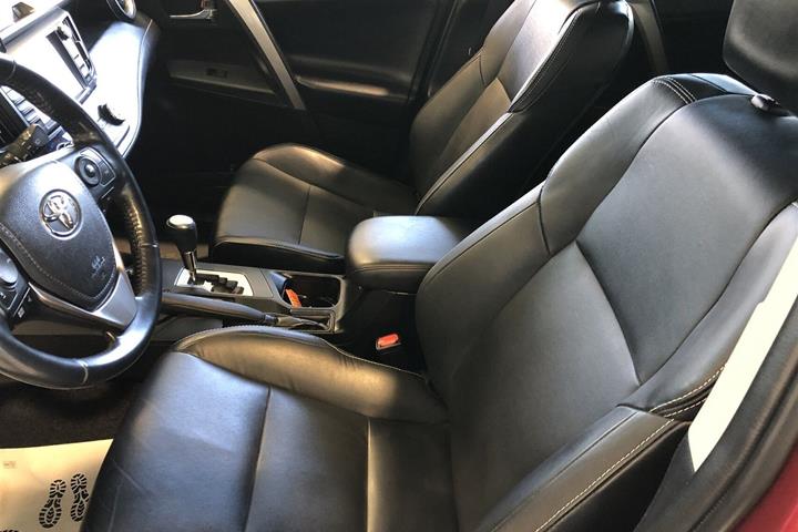 Rød Toyota RAV4 fra 2018