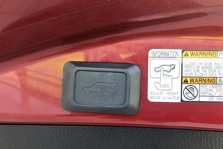 Rød Toyota RAV4 fra 2018