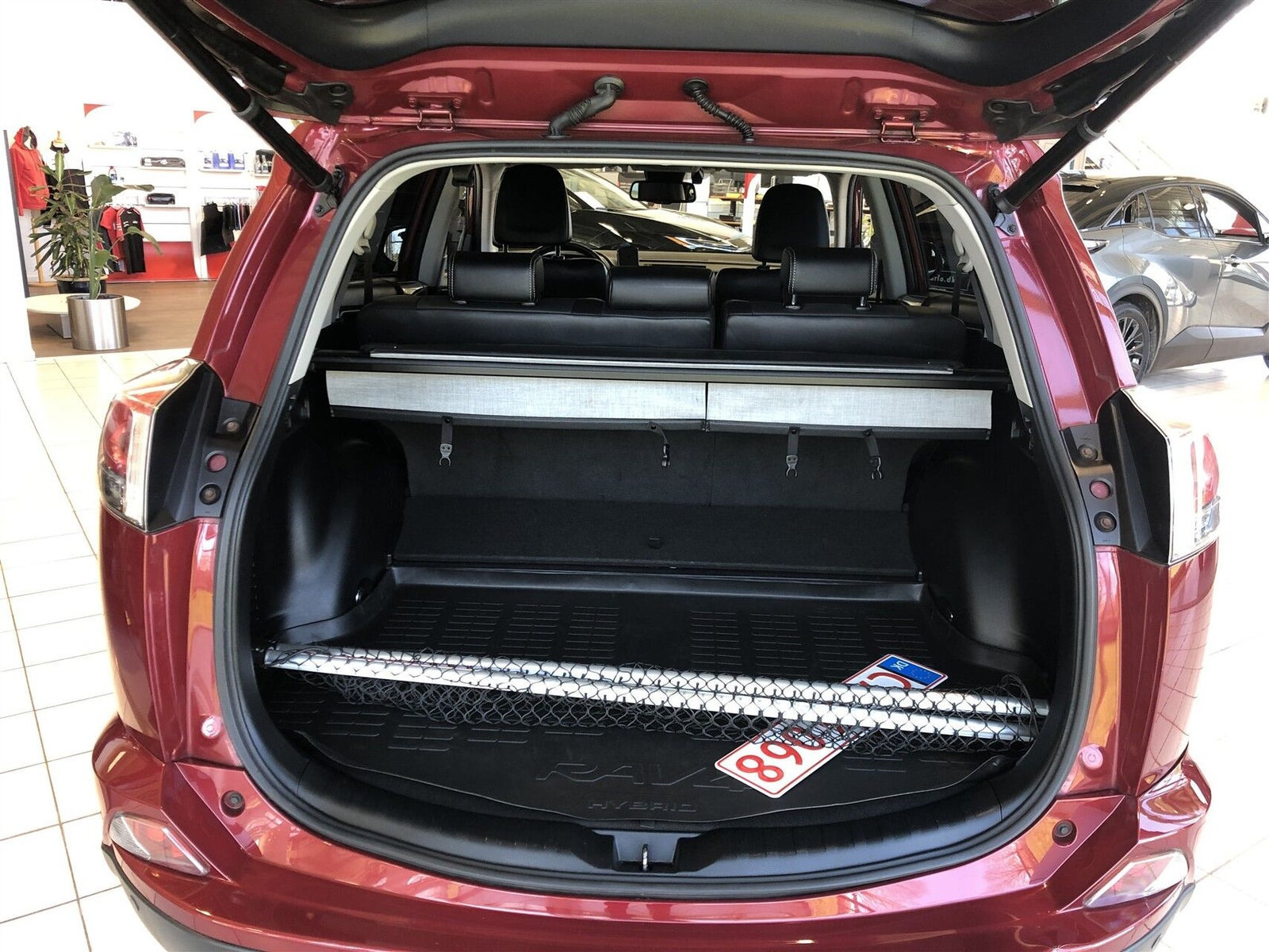 Rød Toyota RAV4 fra 2018