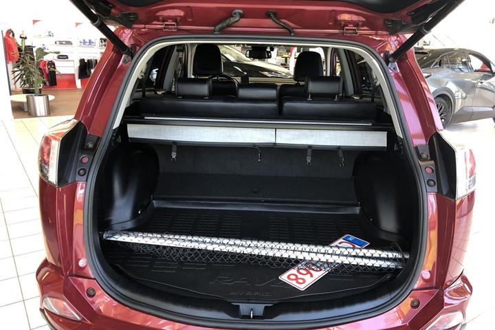 Rød Toyota RAV4 fra 2018