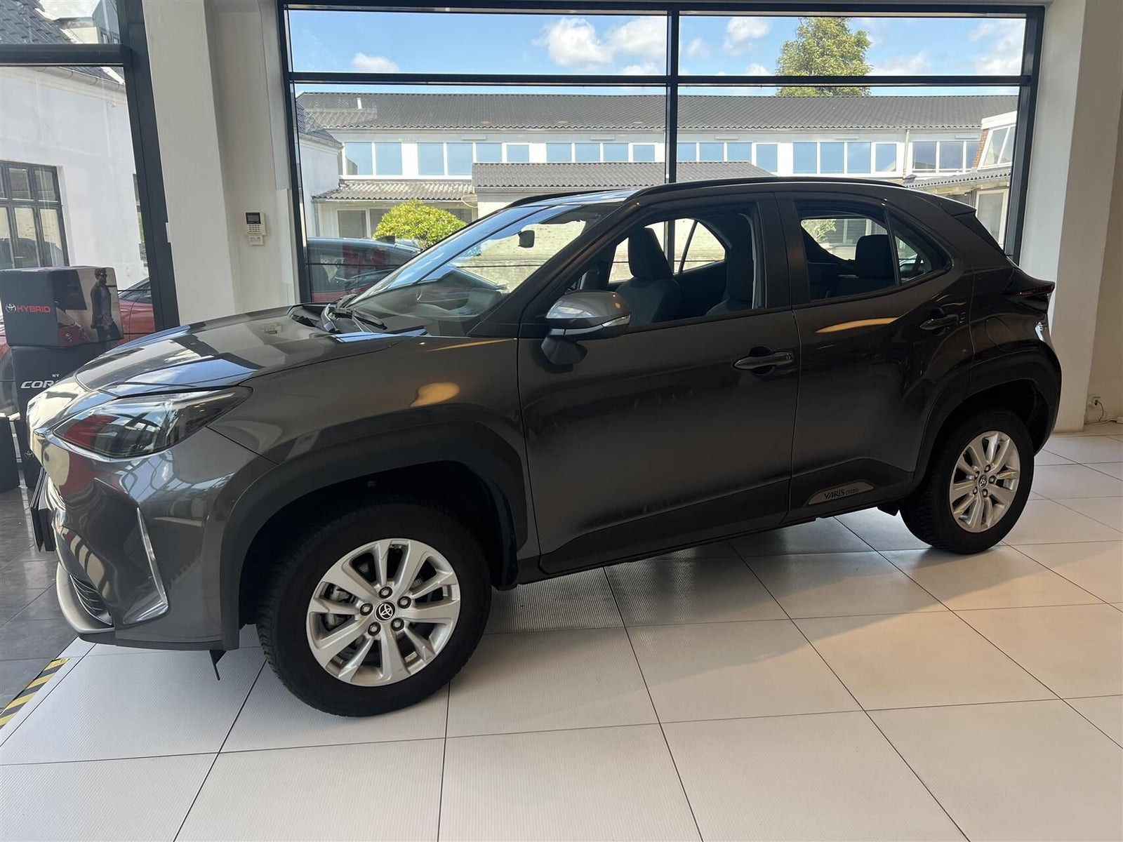 Grå Toyota Yaris Cross fra 2022