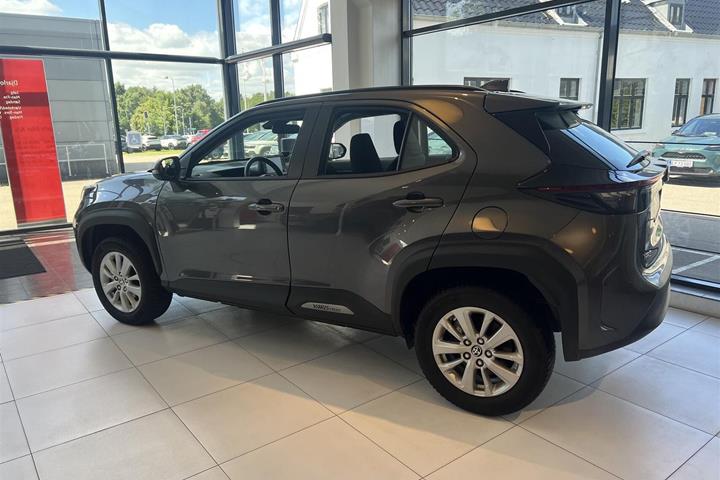 Grå Toyota Yaris Cross fra 2022