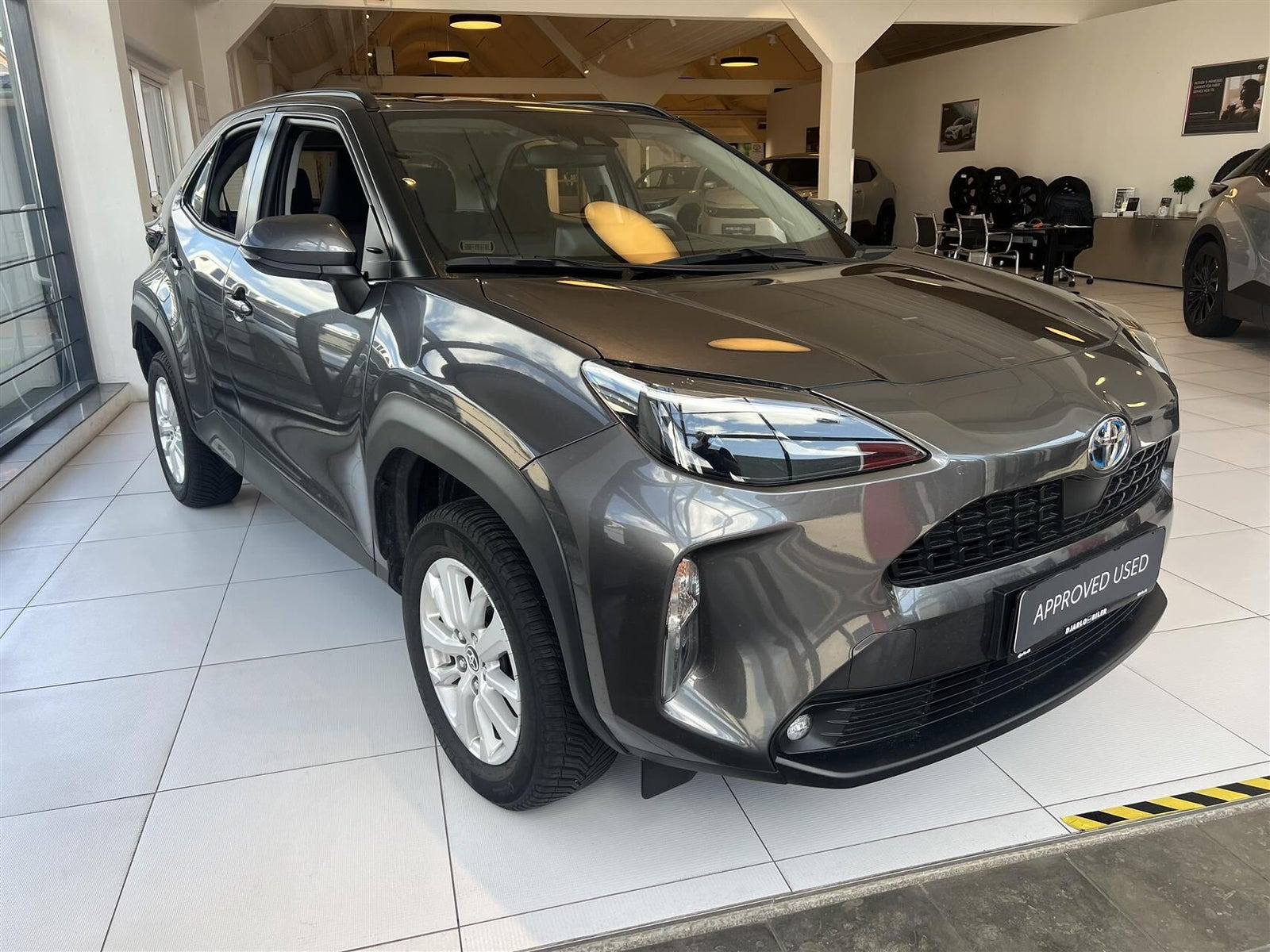Grå Toyota Yaris Cross fra 2022