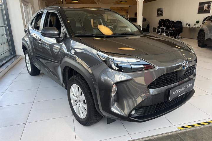 Grå Toyota Yaris Cross fra 2022