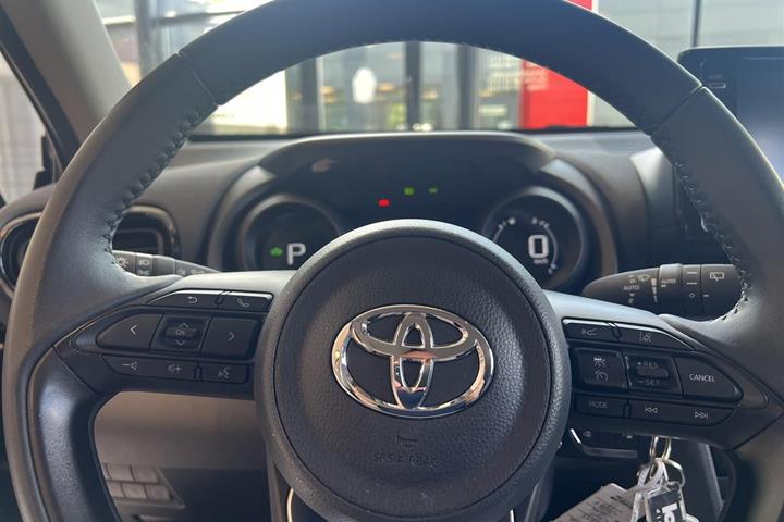 Grå Toyota Yaris Cross fra 2022
