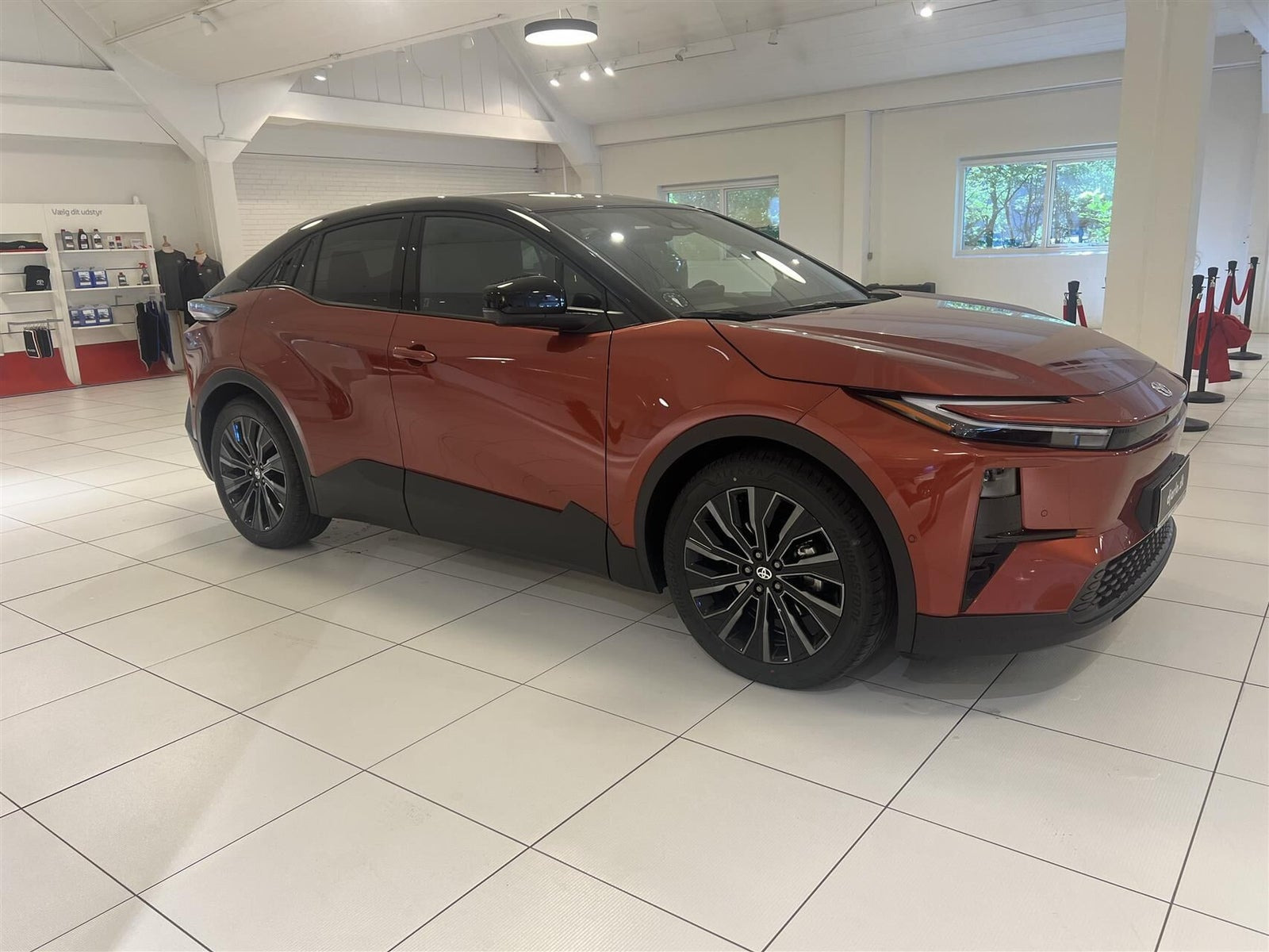 Rød Toyota C-HR+ fra 2025