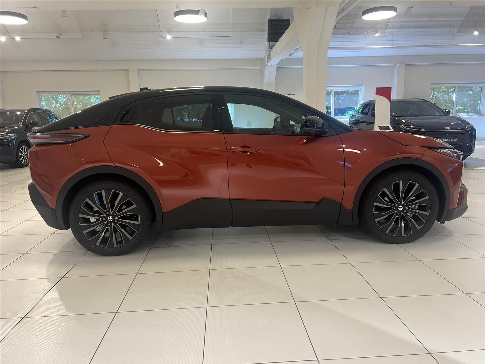 Rød Toyota C-HR+ fra 2025
