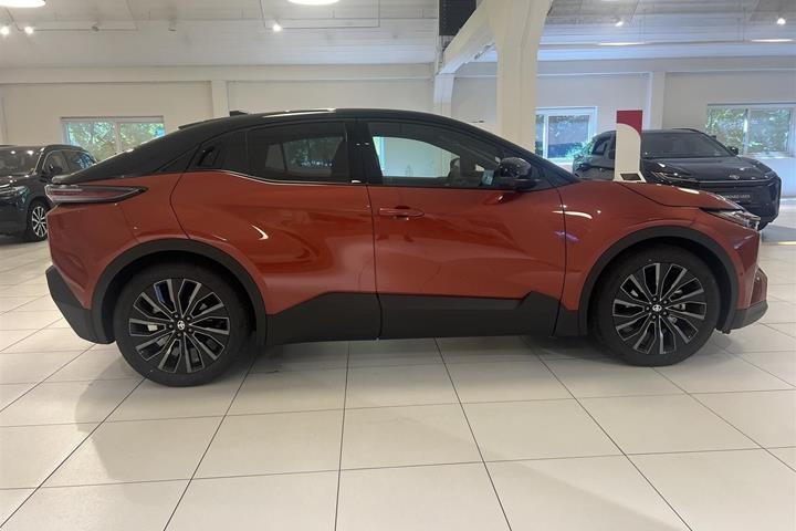 Rød Toyota C-HR+ fra 2025