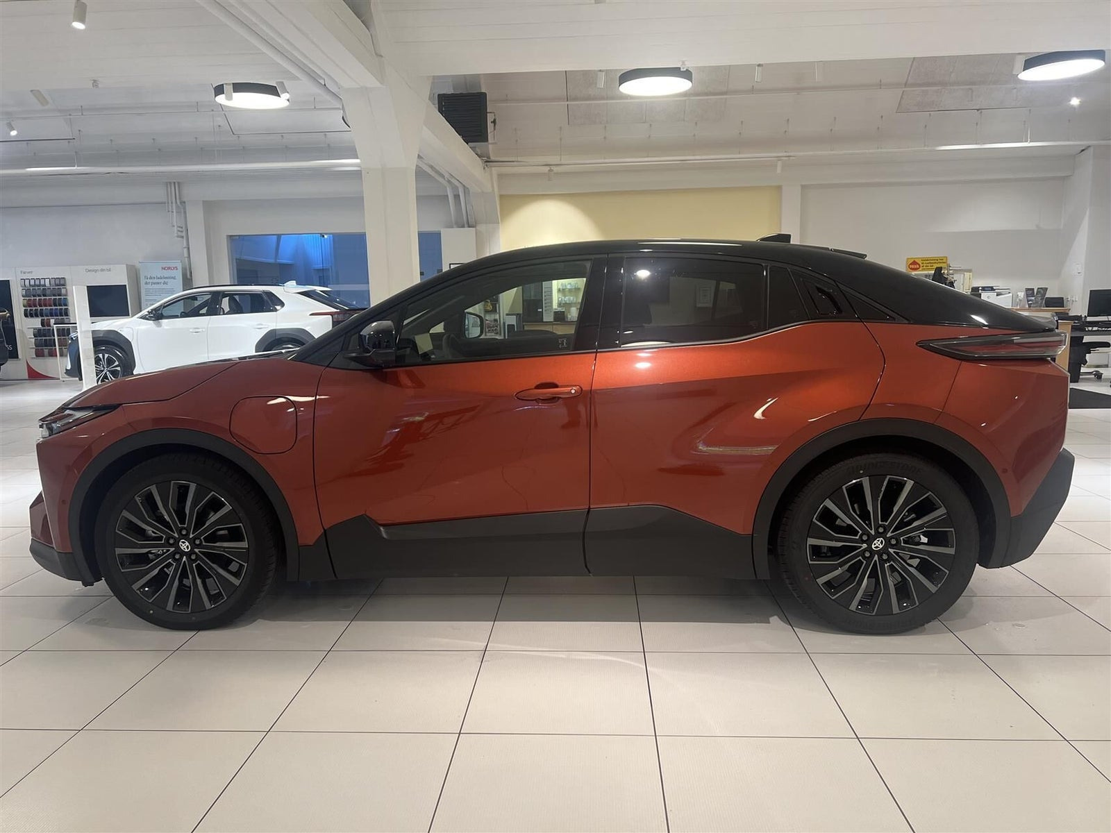 Rød Toyota C-HR+ fra 2025