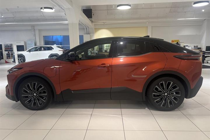 Rød Toyota C-HR+ fra 2025