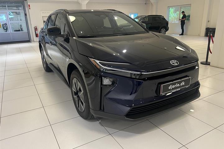 Blå Toyota BZ4X fra 2026
