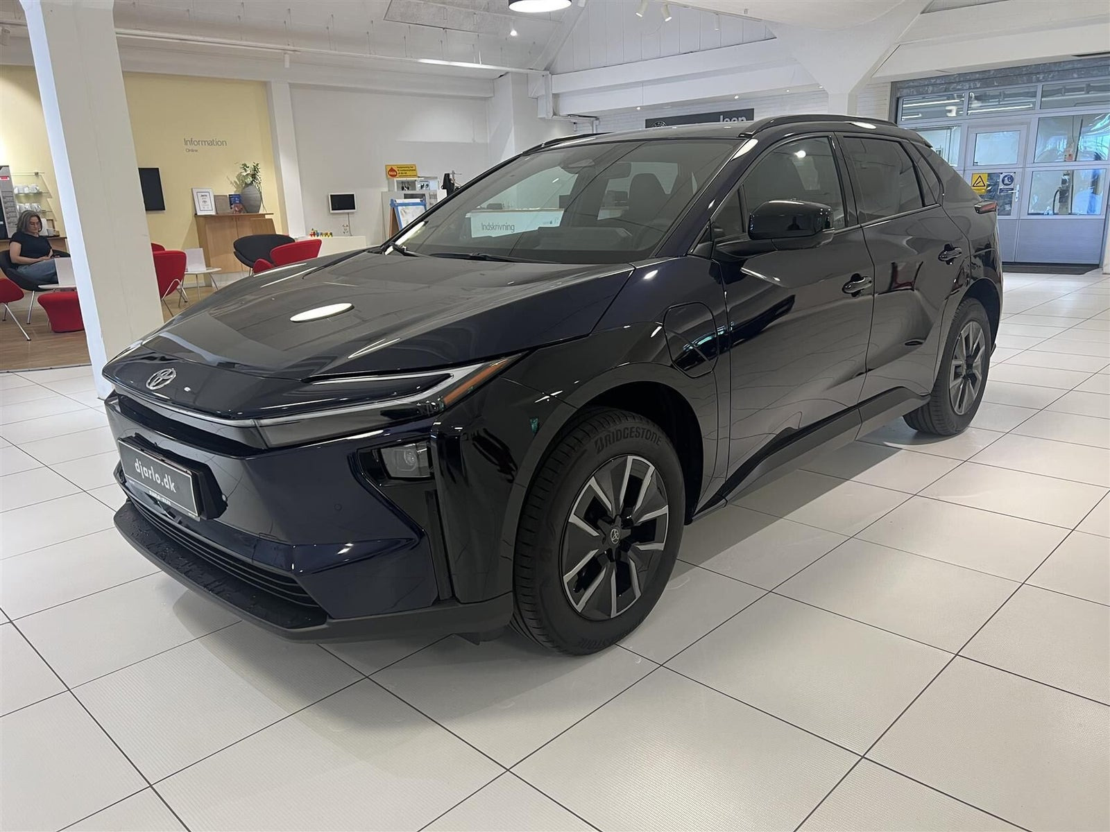 Blå Toyota BZ4X fra 2026