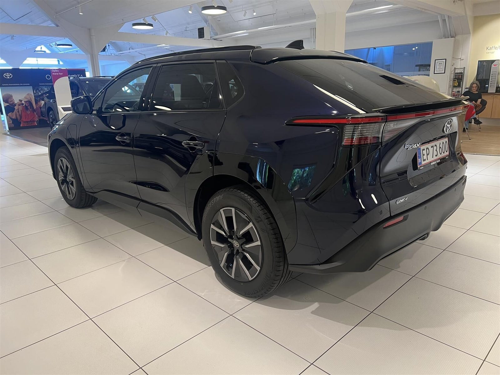 Blå Toyota BZ4X fra 2026