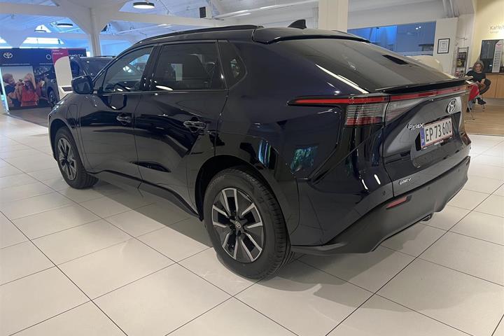 Blå Toyota BZ4X fra 2026
