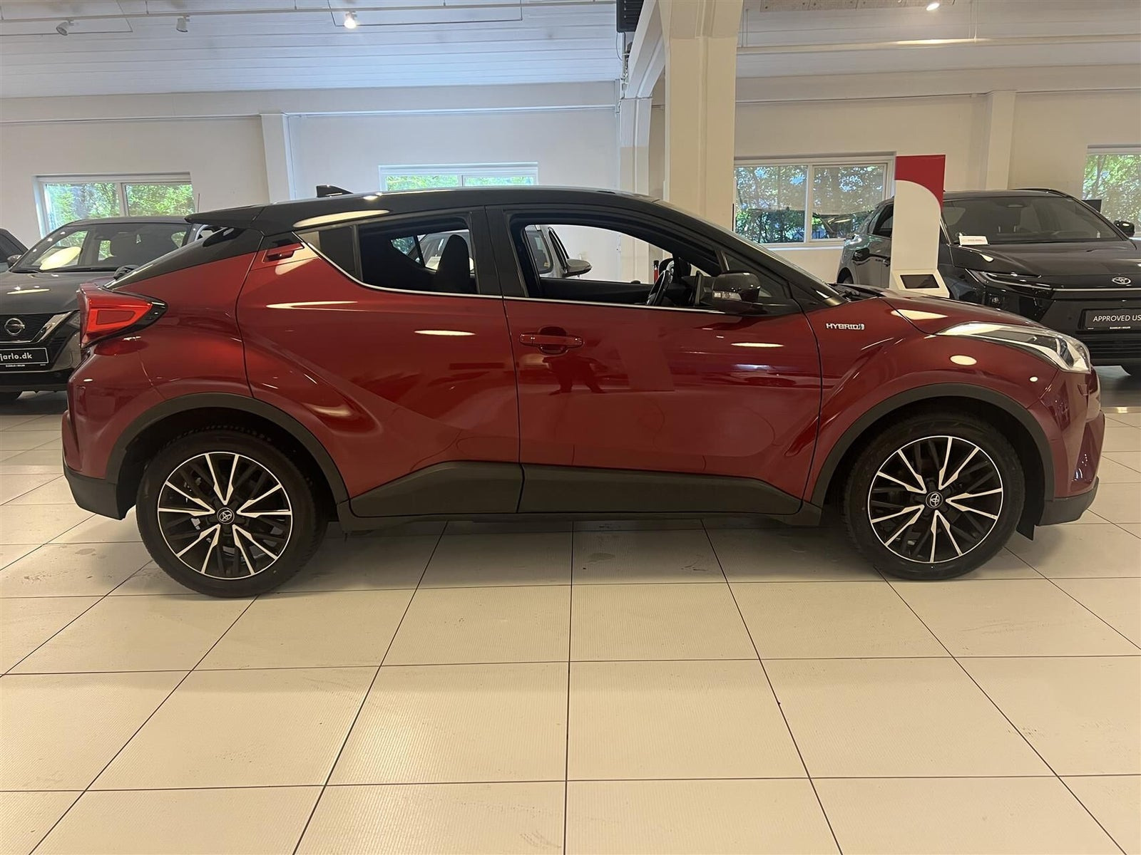 Rød Toyota C-HR fra 2017