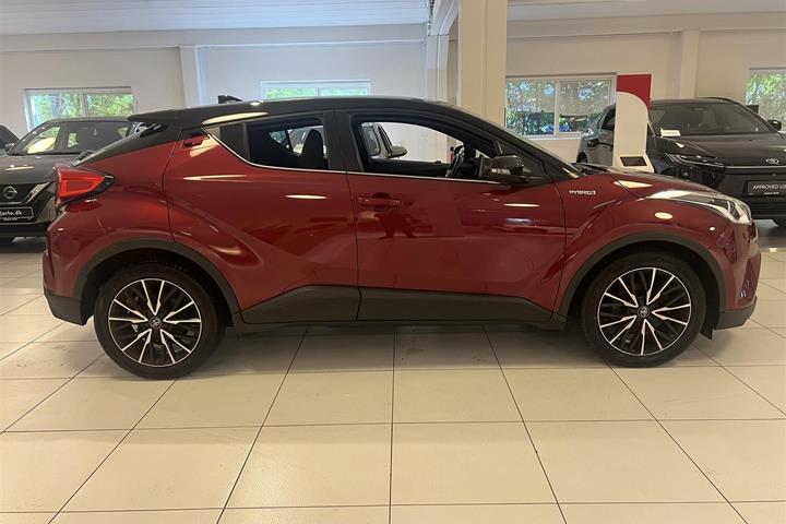Rød Toyota C-HR fra 2017