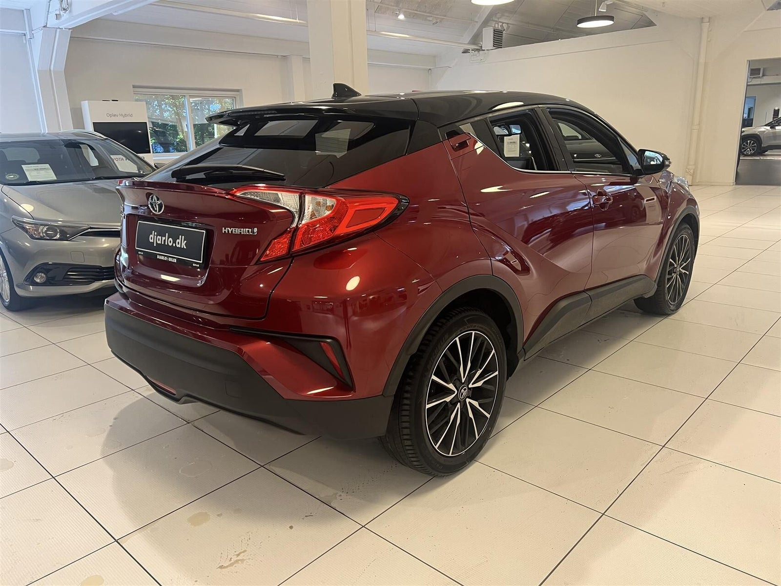 Rød Toyota C-HR fra 2017