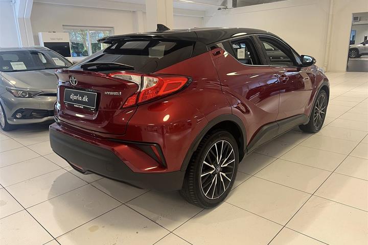Rød Toyota C-HR fra 2017