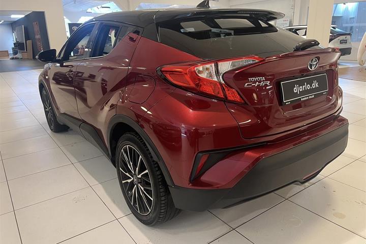Rød Toyota C-HR fra 2017